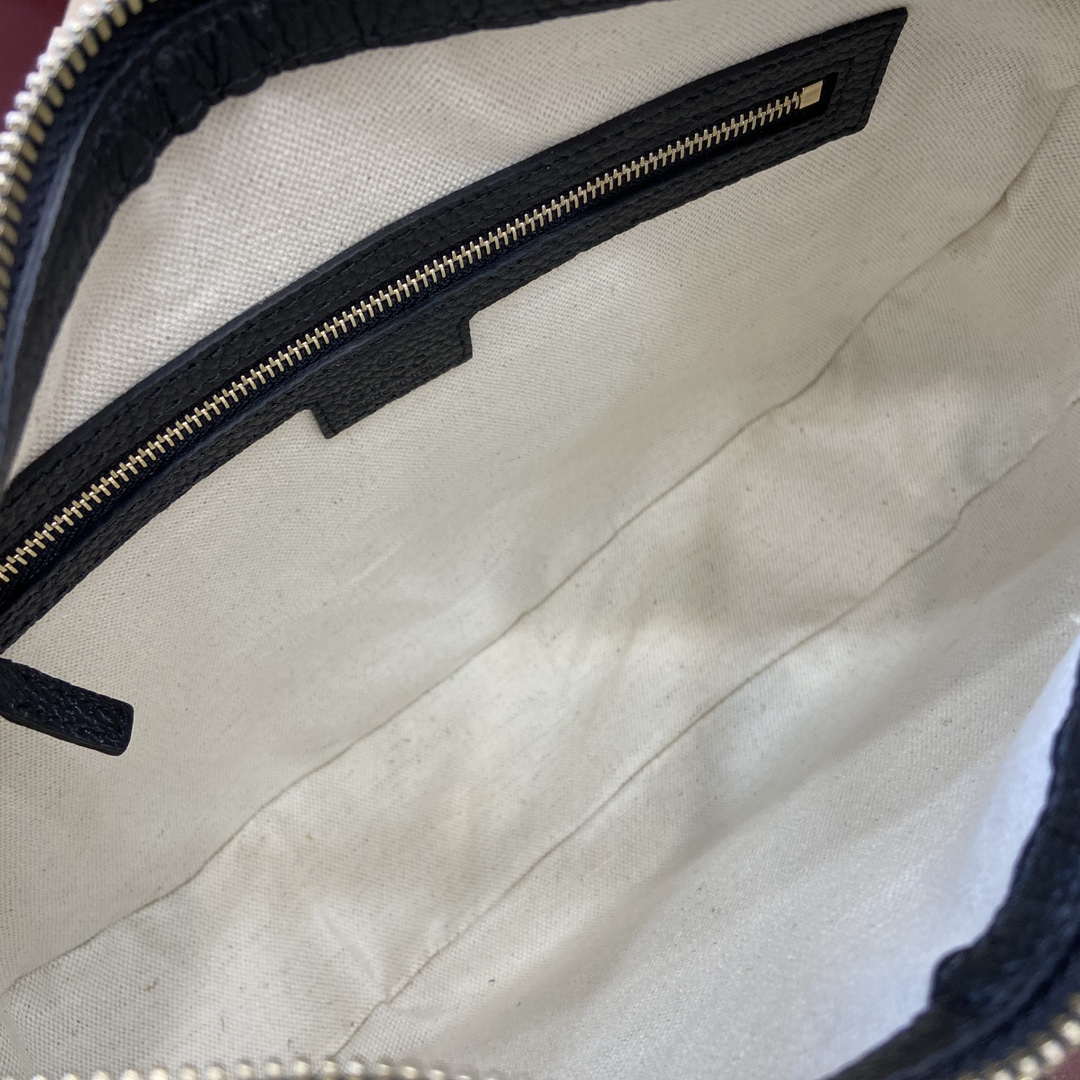 Gucci 820453 GG Emblem Medium Shoulder bag Black