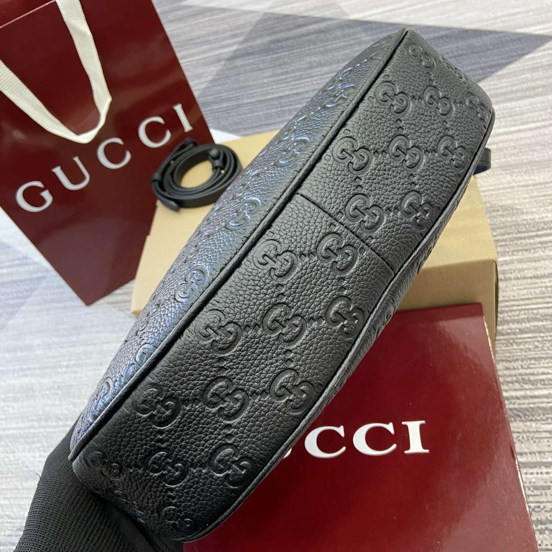 Gucci 820453 GG Emblem Medium Shoulder bag Black