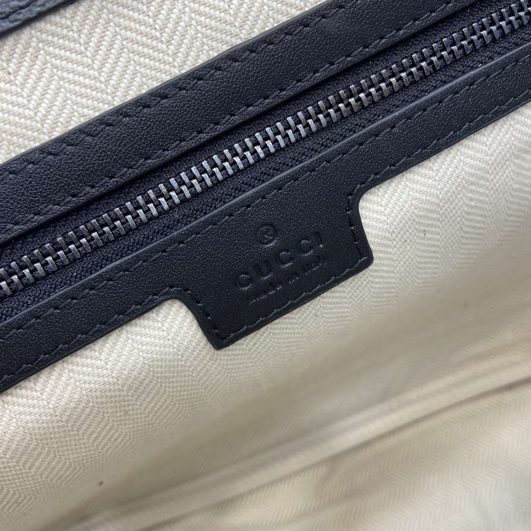 Gucci 821154 GG Emblem medium crossbody bag Black