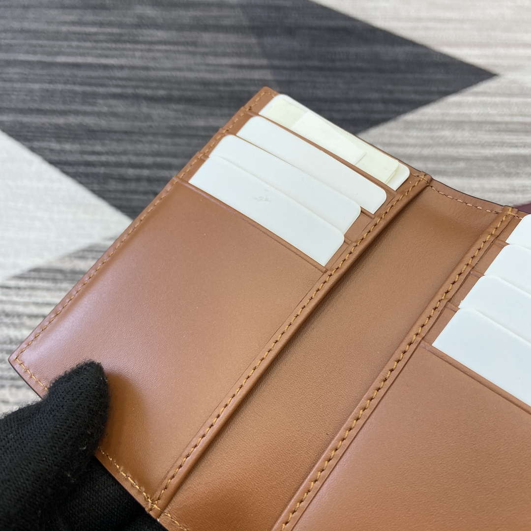 Gucci 821209 GG Emblem bi-fold card case Beige and dark brown