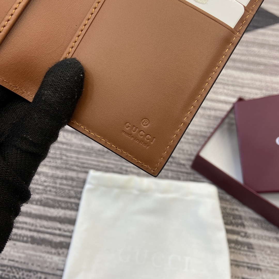 Gucci 821209 GG Emblem bi-fold card case Beige and dark brown