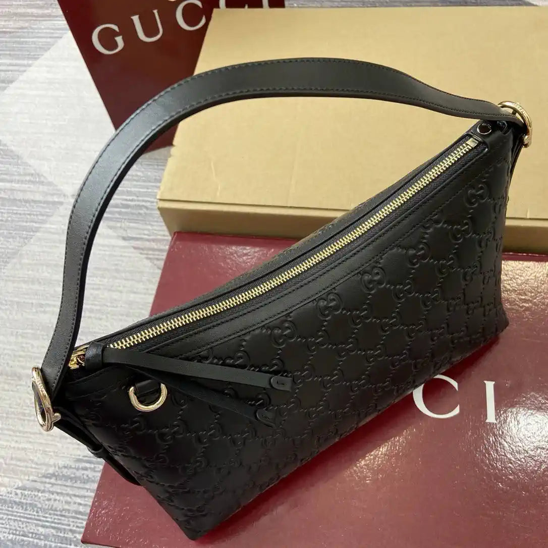 Gucci 847449 GG Emblem medium shoulder bag Black