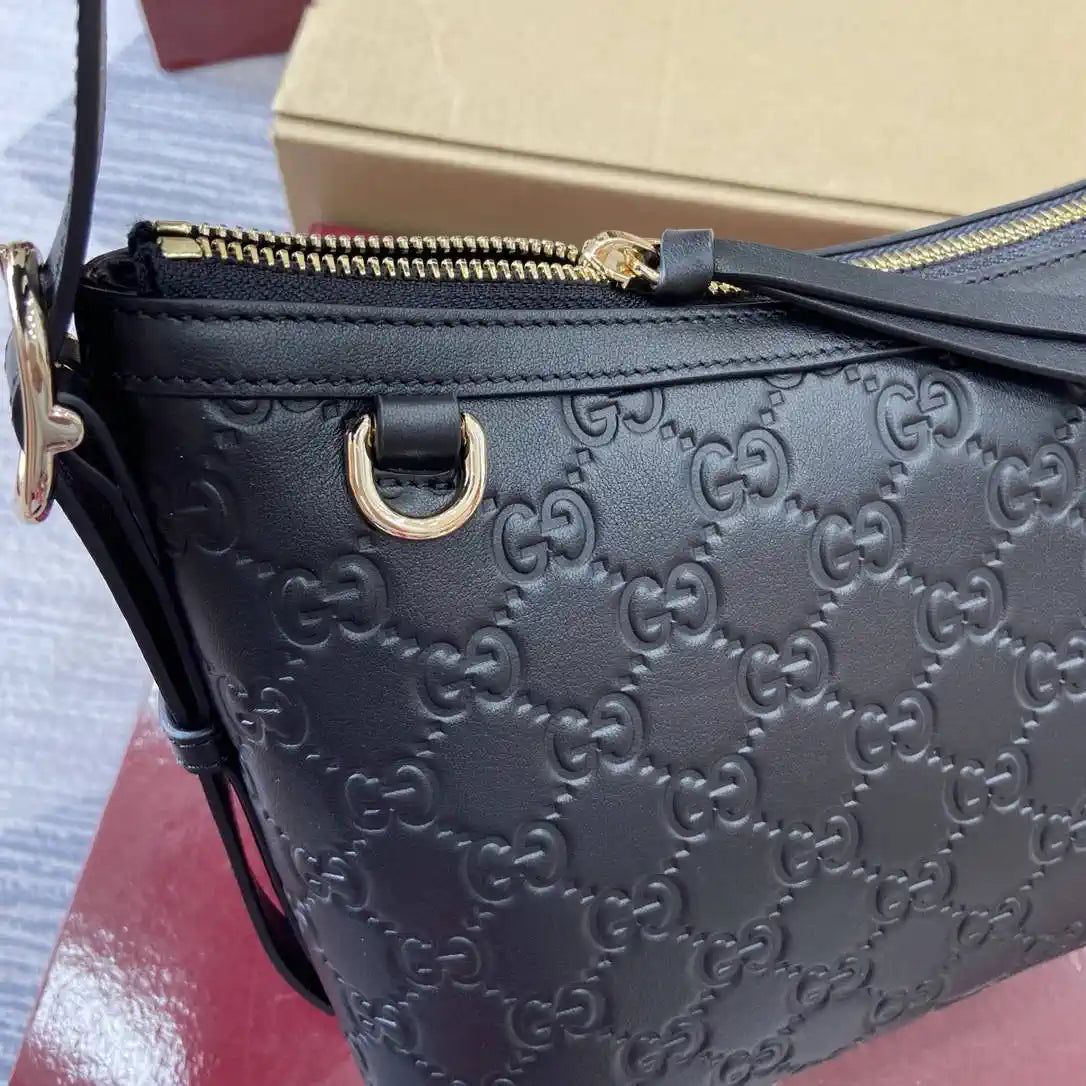 Gucci 847449 GG Emblem medium shoulder bag Black