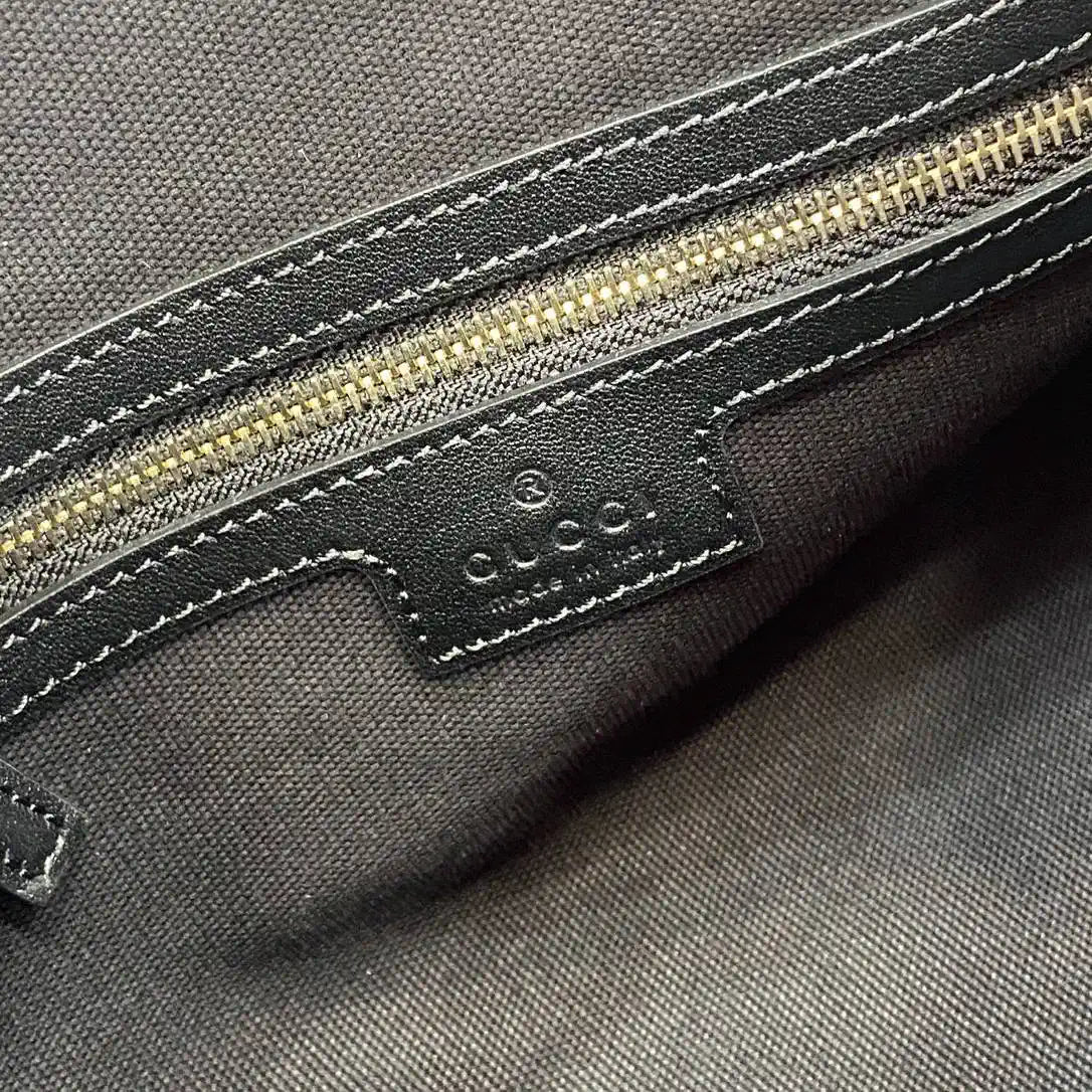 Gucci 847449 GG Emblem medium shoulder bag Black