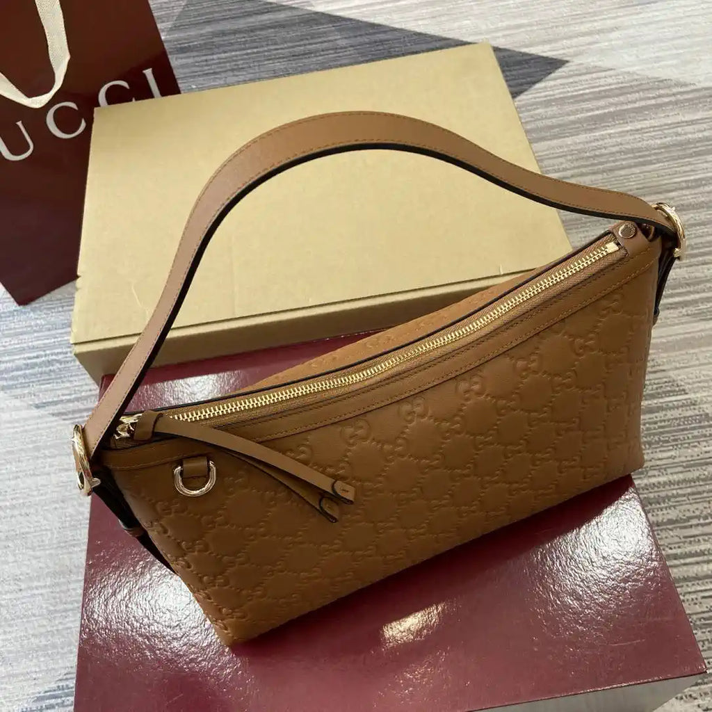 Gucci 847449 GG Emblem medium shoulder bag Brown