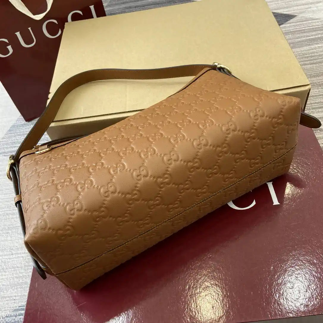 Gucci 847449 GG Emblem medium shoulder bag Brown