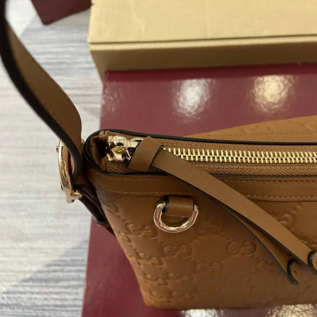 Gucci 847449 GG Emblem medium shoulder bag Brown