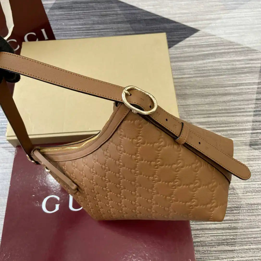 Gucci 847449 GG Emblem medium shoulder bag Brown