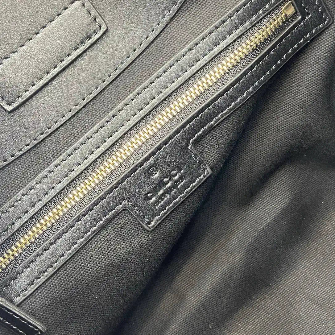 Gucci 847456 GG Emblem medium tote bag Black