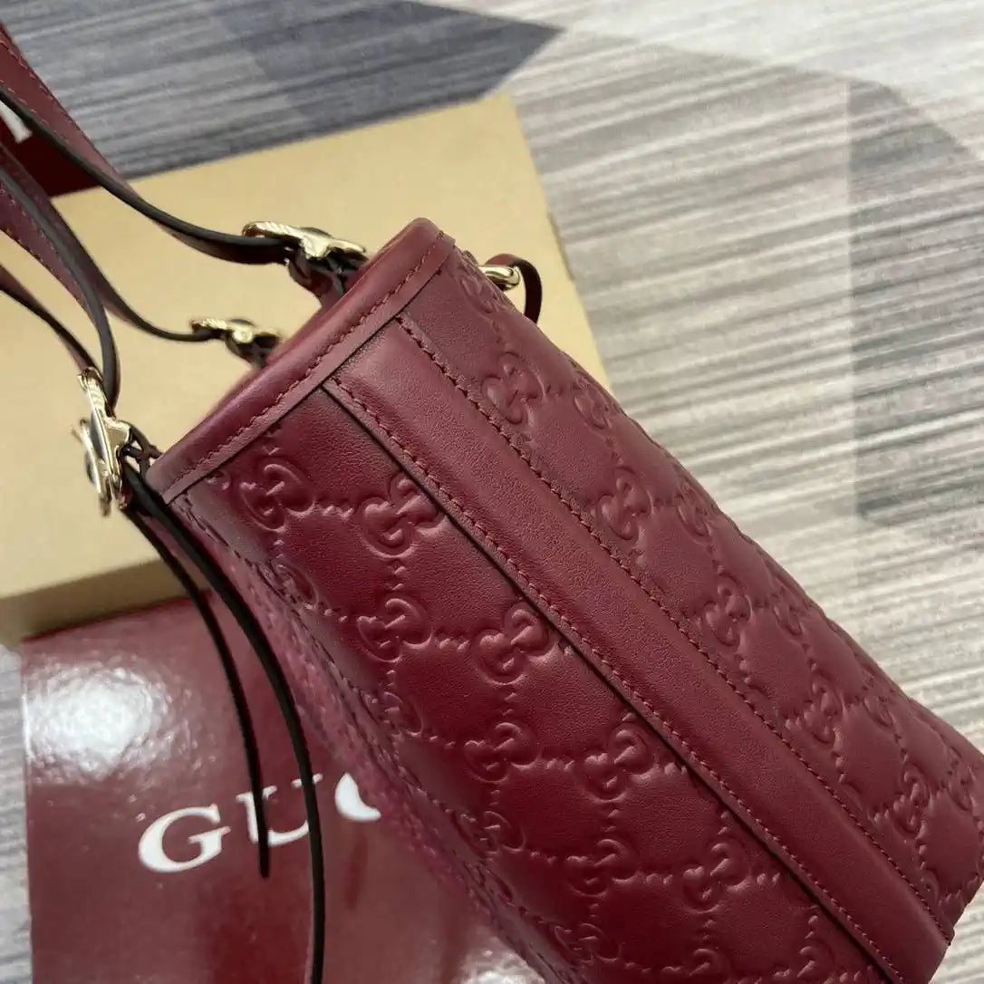 Gucci 847456 GG Emblem medium tote bag Red