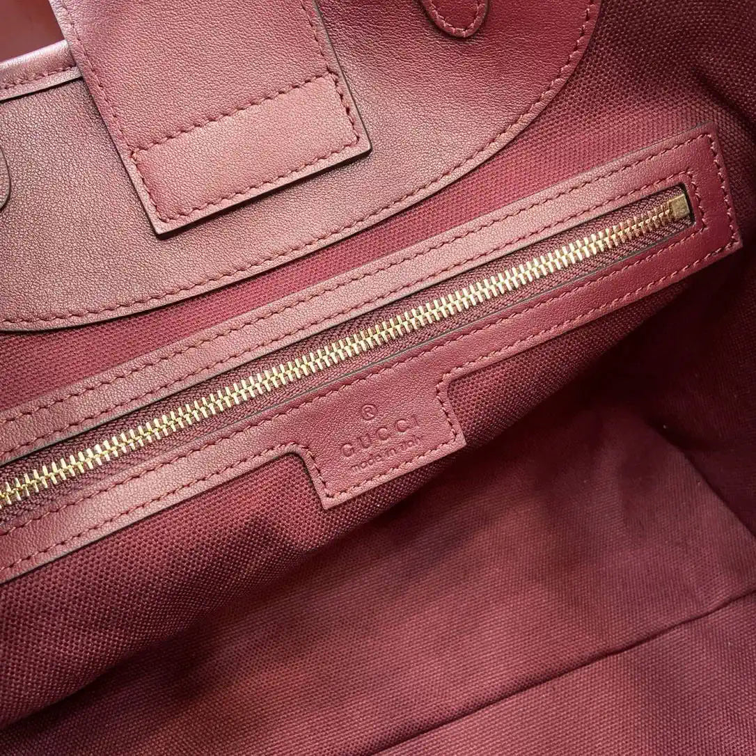 Gucci 847456 GG Emblem medium tote bag Red