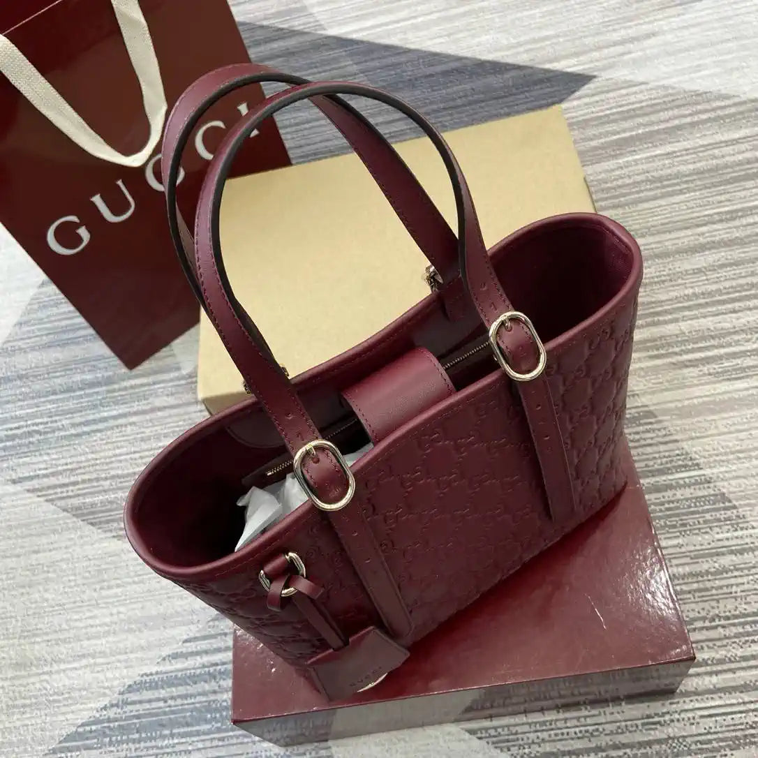 Gucci 847456 GG Emblem medium tote bag Red