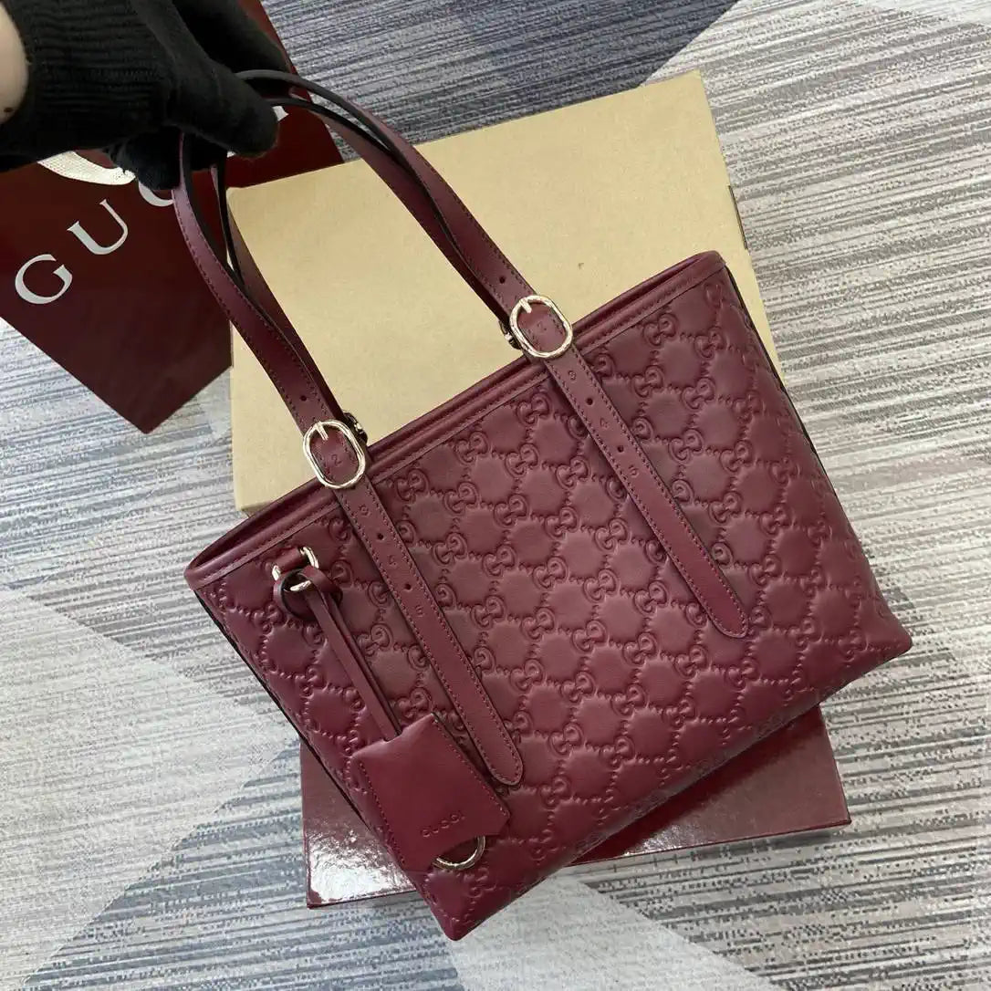 Gucci 847456 GG Emblem medium tote bag Red
