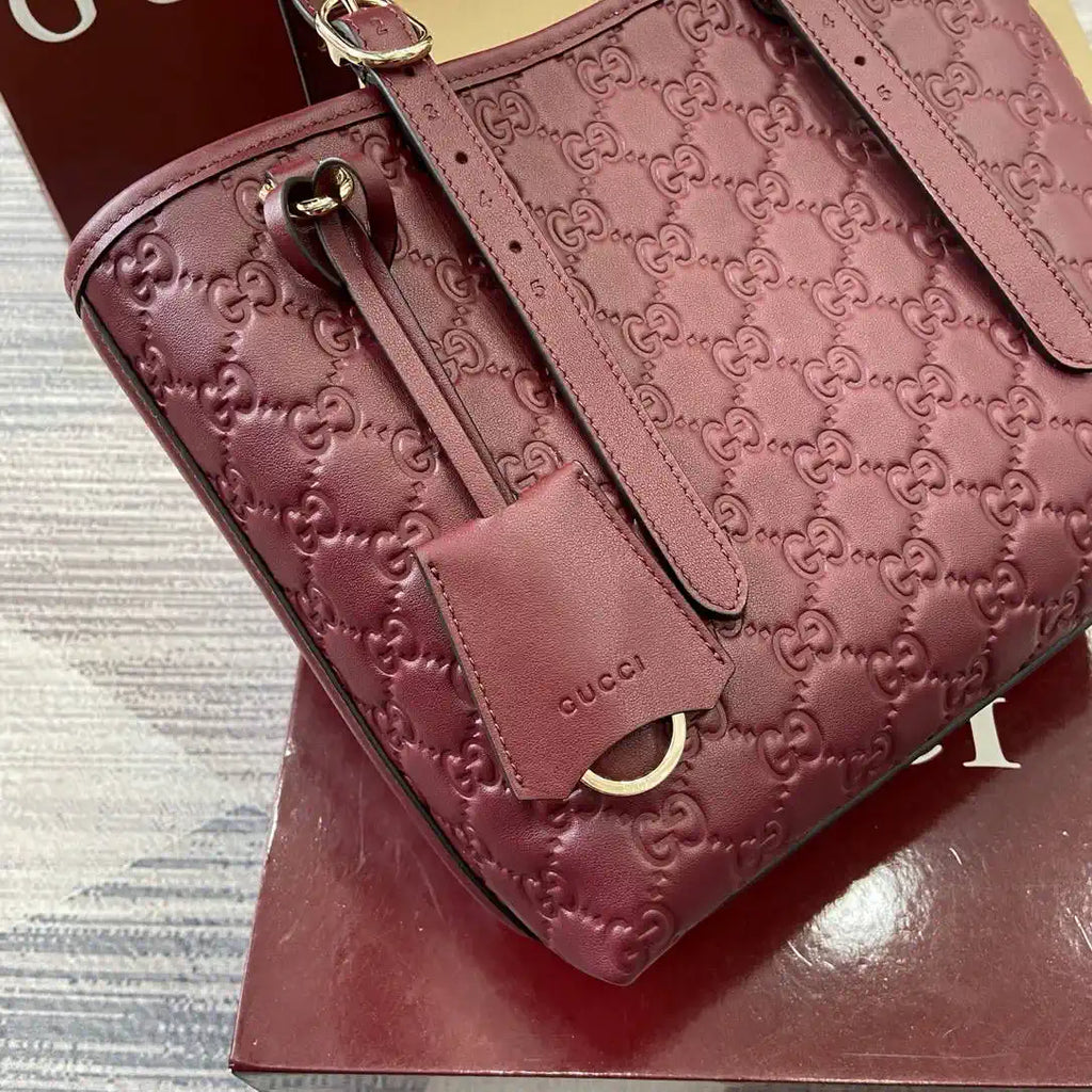 Gucci 847456 GG Emblem medium tote bag Red