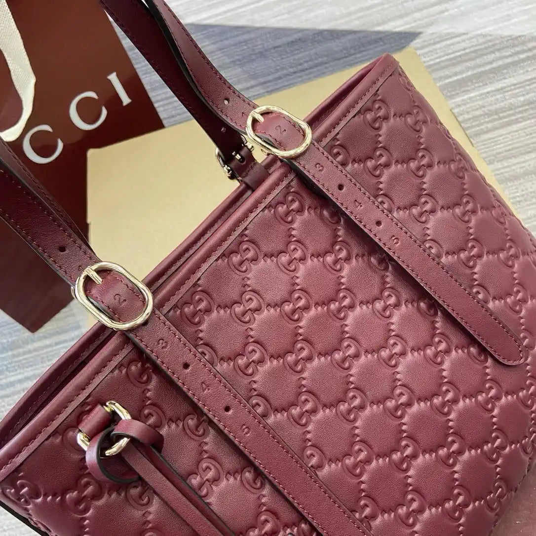 Gucci 847456 GG Emblem medium tote bag Red