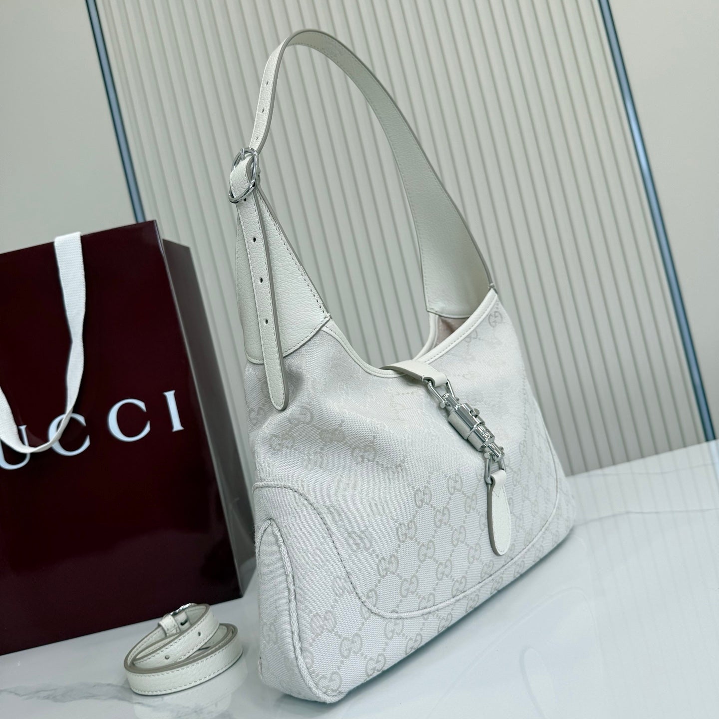 Gucci 863137 Jackie Slim Medium Shoulder Bag Ivory GG canvas