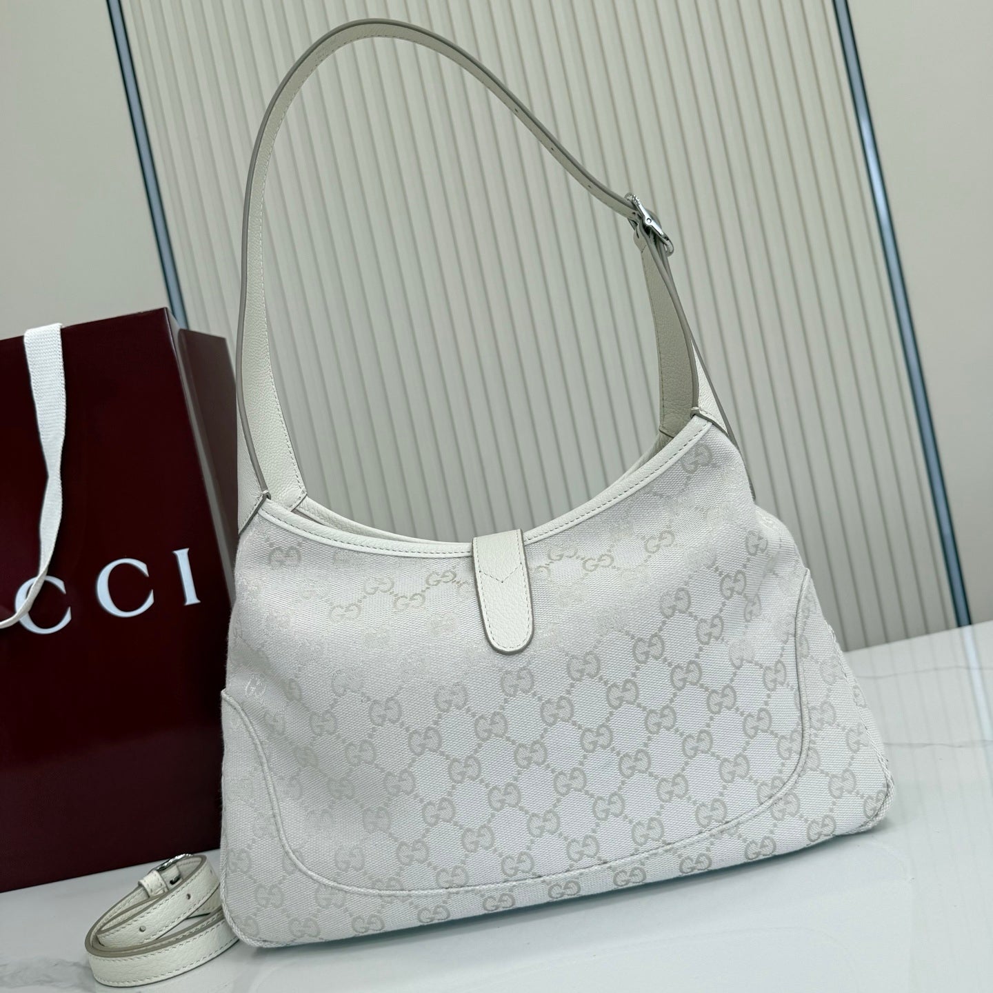 Gucci 863137 Jackie Slim Medium Shoulder Bag Ivory GG canvas