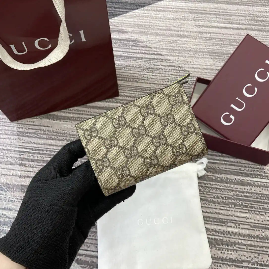 Gucci Bi-color GG Marmont small wallet 841360 beige and bright green leather