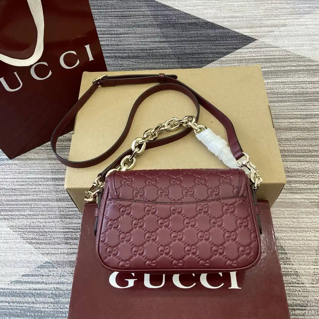 Gucci GG Emblem small shoulder bag 847448 Red