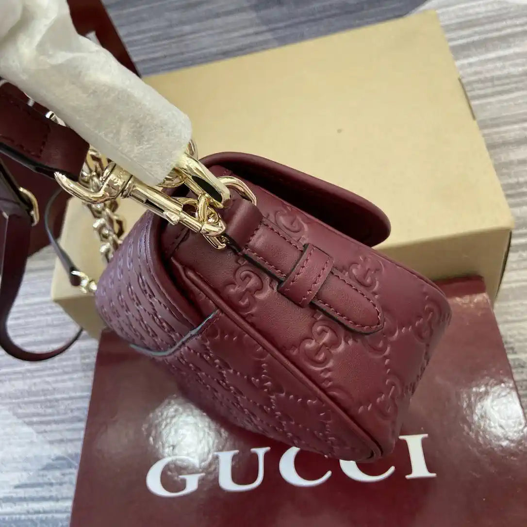 Gucci GG Emblem small shoulder bag 847448 Red
