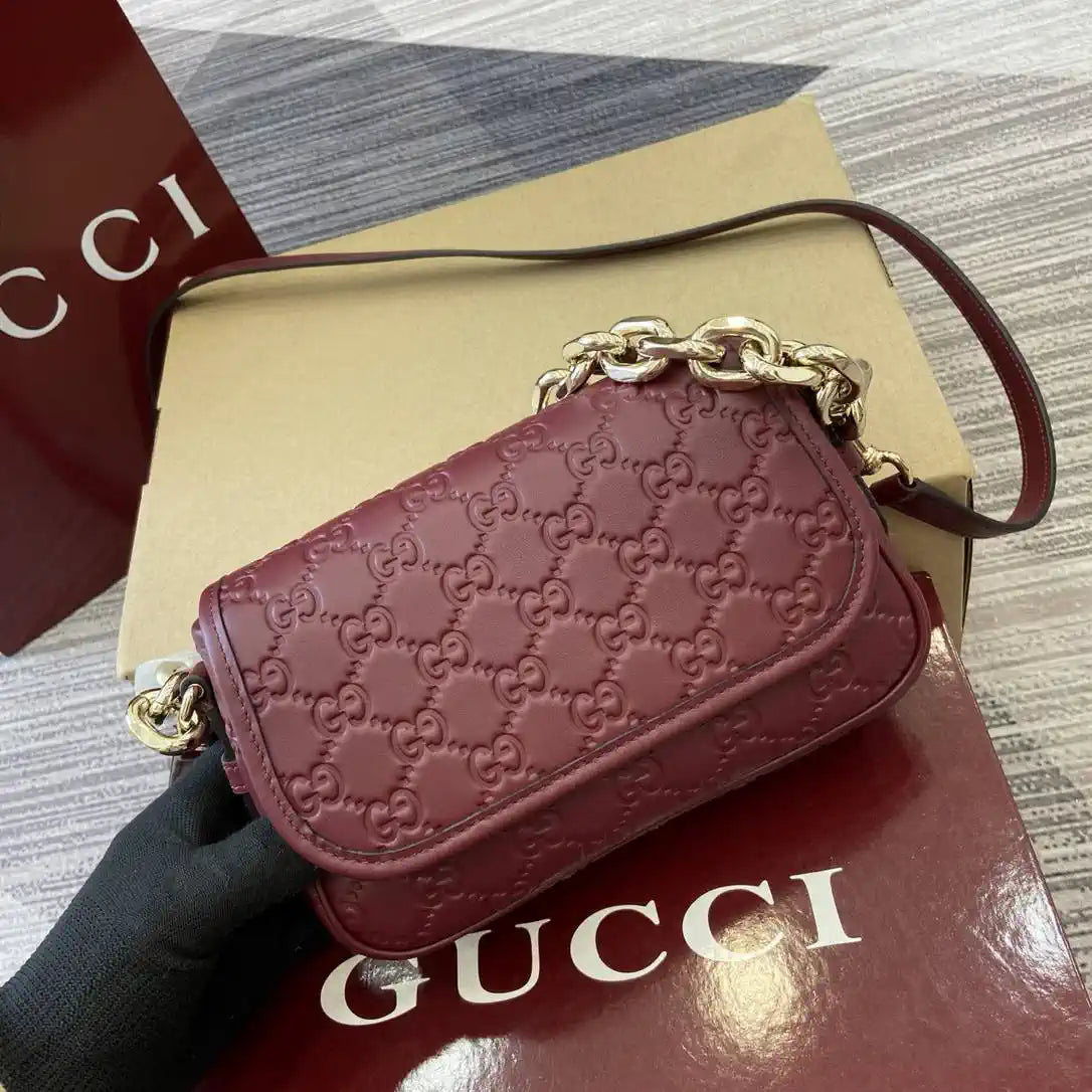 Gucci GG Emblem small shoulder bag 847448 Red