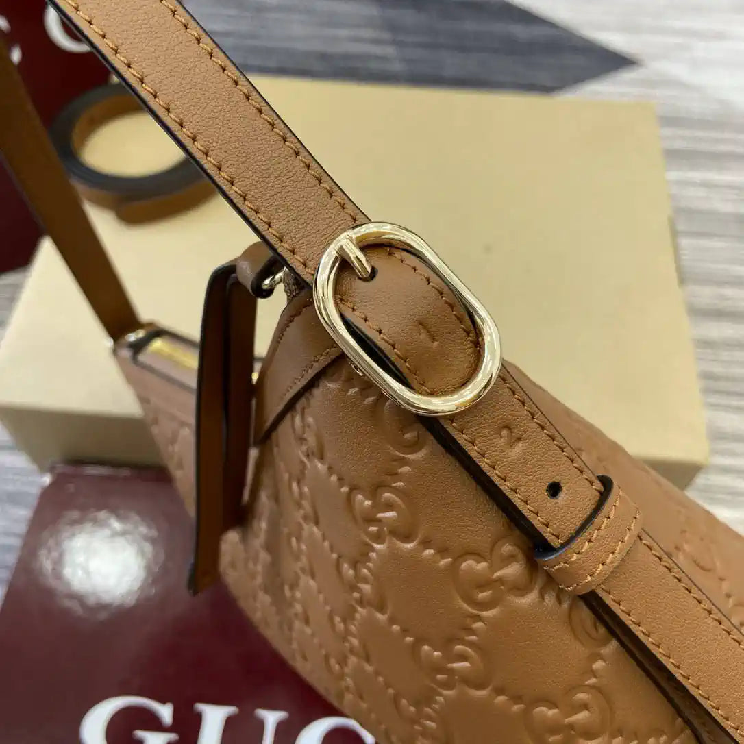 Gucci GG Emblem small shoulder bag 847450 Brown