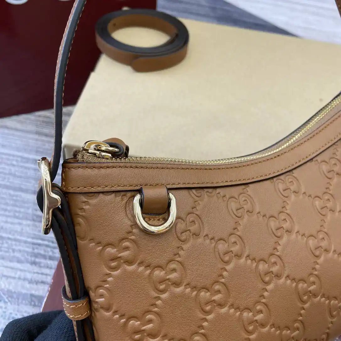 Gucci GG Emblem small shoulder bag 847450 Brown