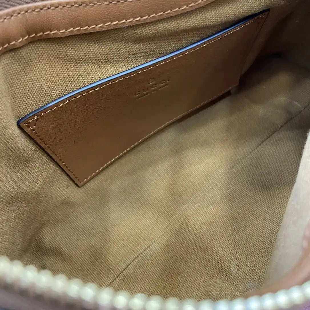 Gucci GG Emblem small shoulder bag 847450 Brown