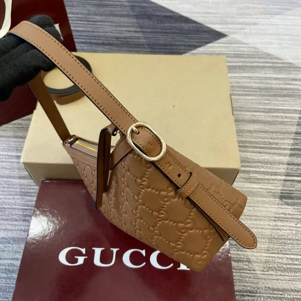 Gucci GG Emblem small shoulder bag 847450 Brown
