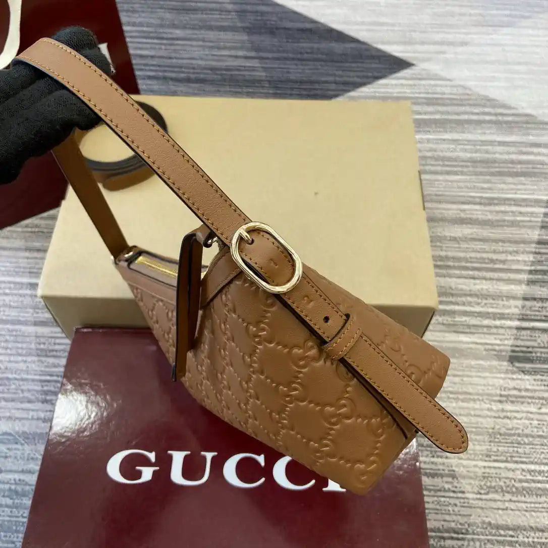 Gucci GG Emblem small shoulder bag 847450 Brown