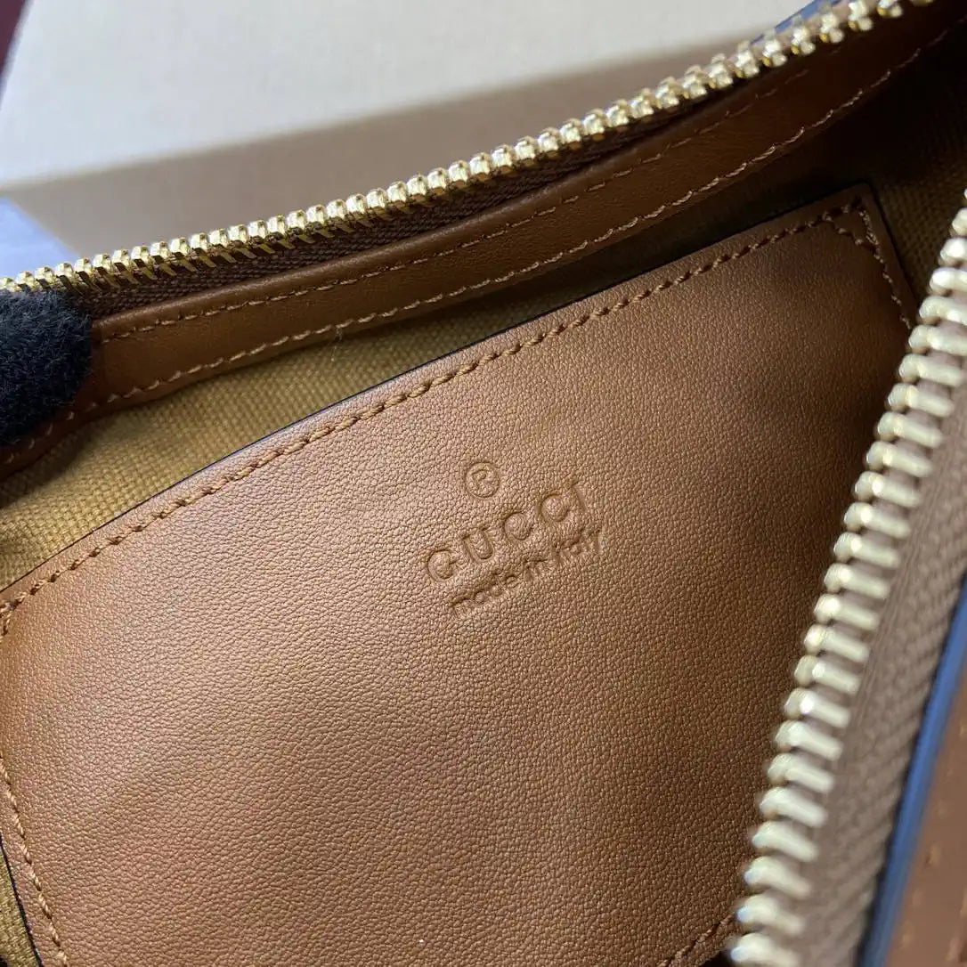 Gucci GG Emblem small shoulder bag 847450 Brown