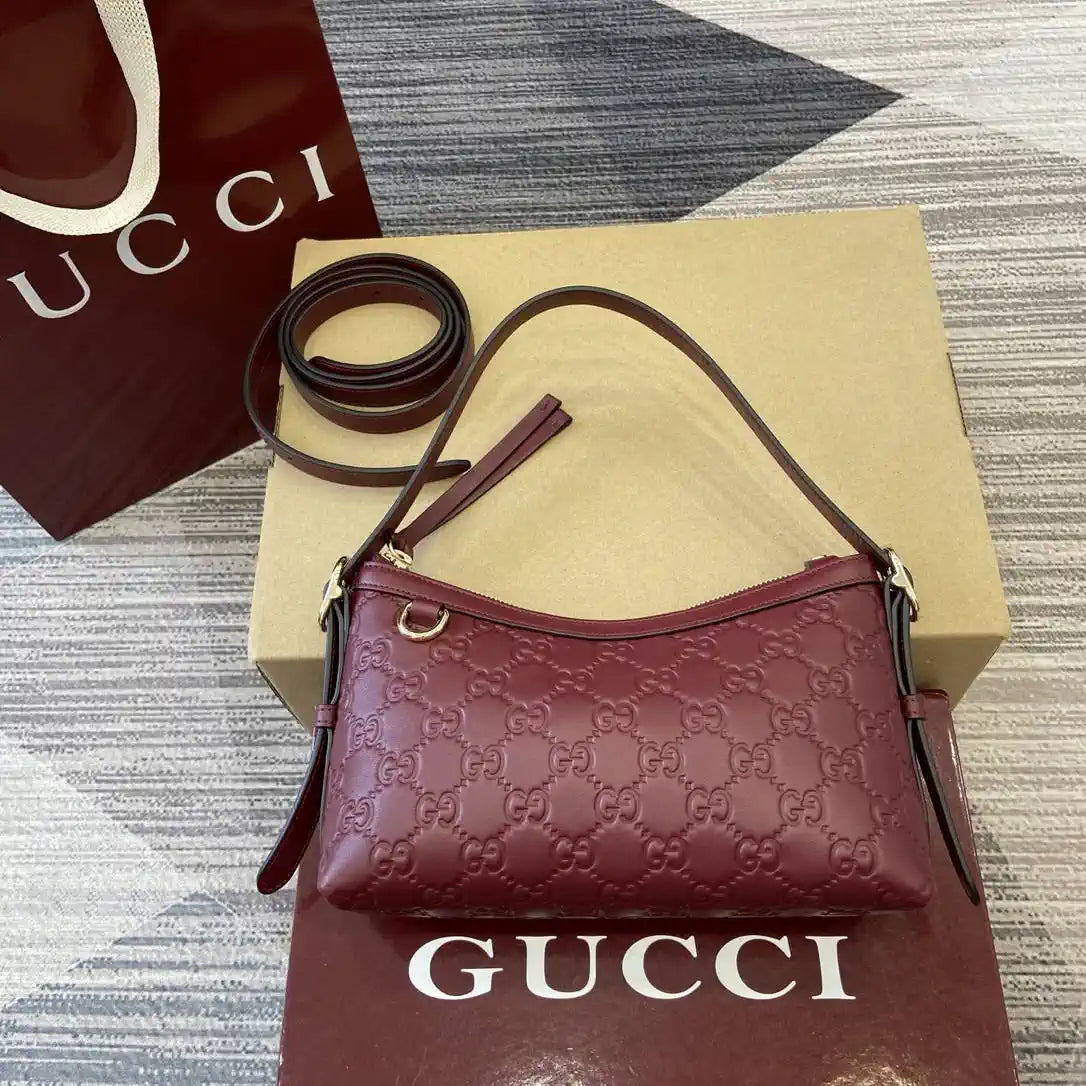 Gucci GG Emblem small shoulder bag 847450 Red