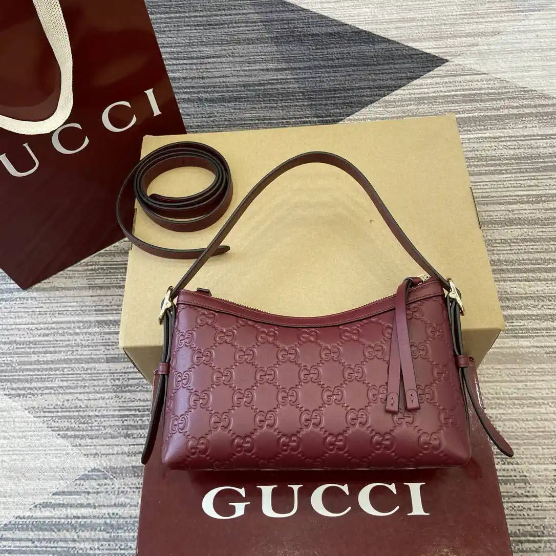 Gucci GG Emblem small shoulder bag 847450 Red