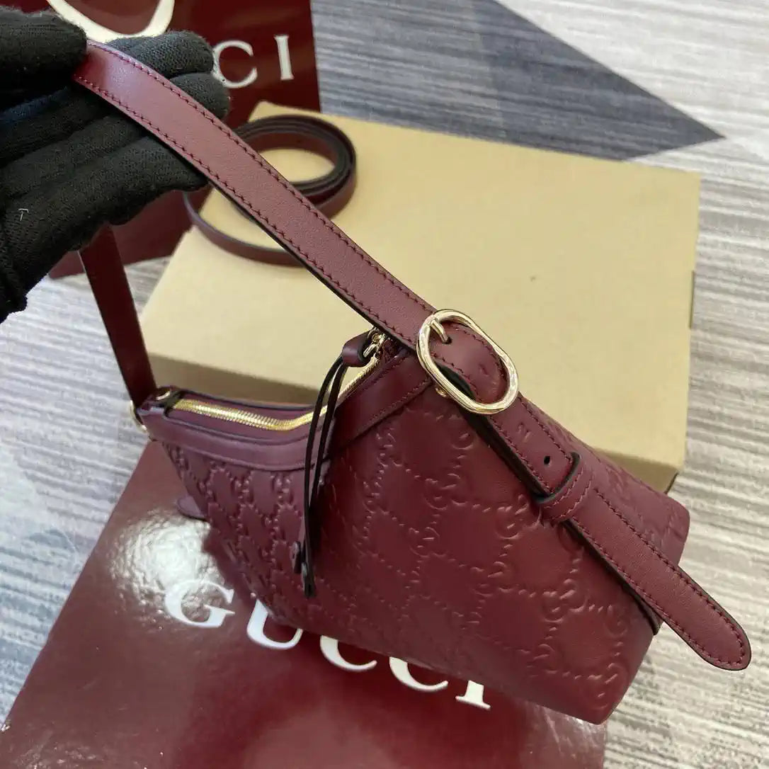 Gucci GG Emblem small shoulder bag 847450 Red