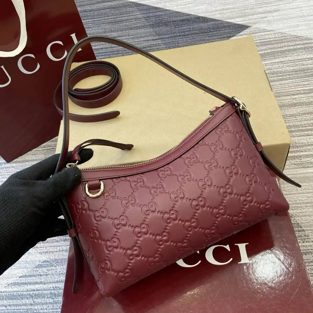 Gucci GG Emblem small shoulder bag 847450 Red