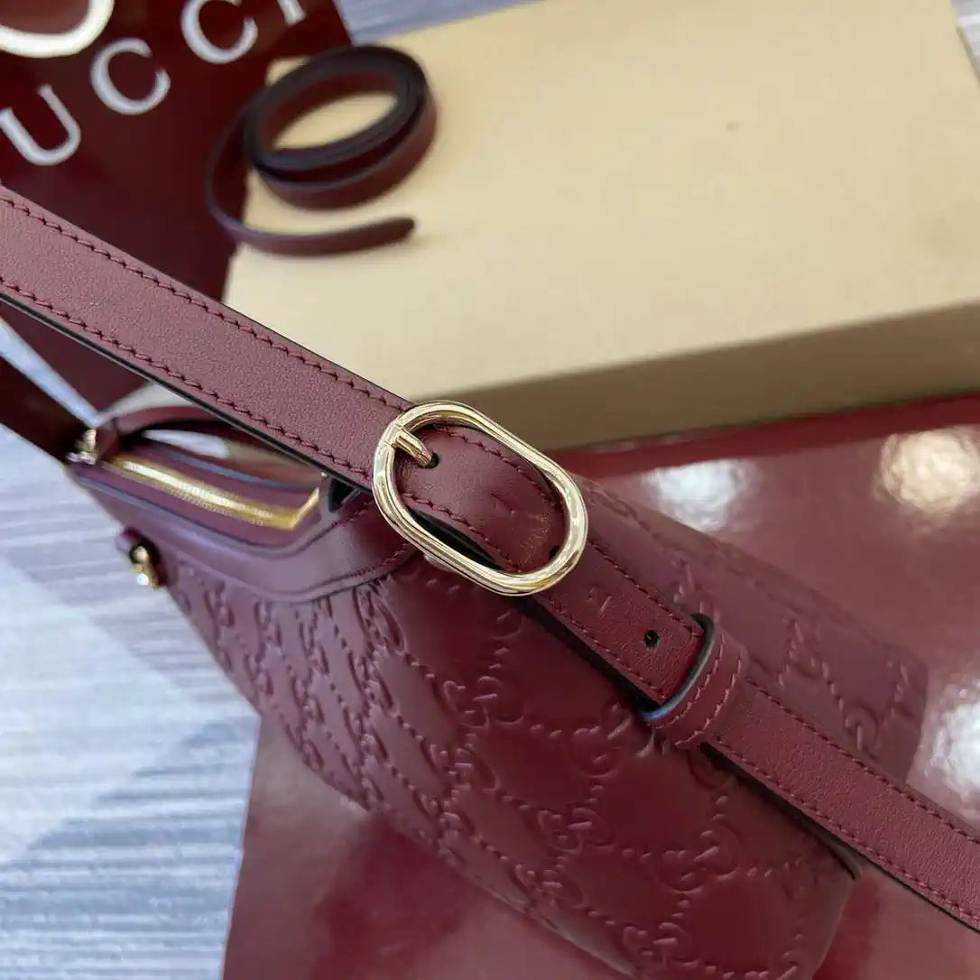 Gucci GG Emblem small shoulder bag 847450 Red