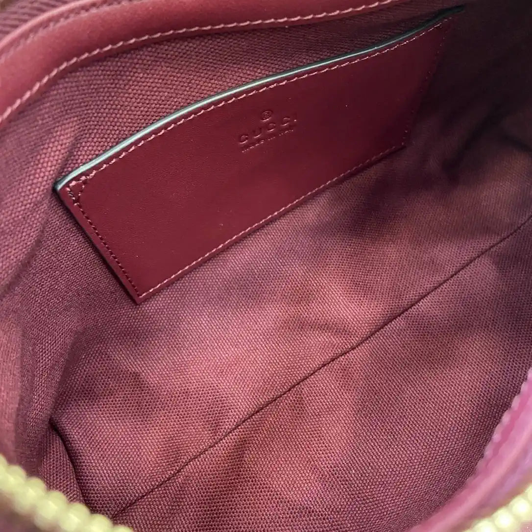 Gucci GG Emblem small shoulder bag 847450 Red