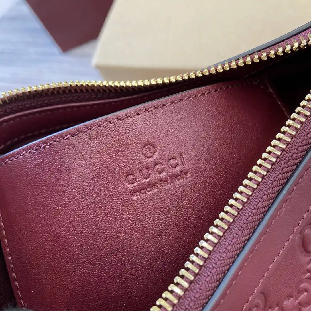 Gucci GG Emblem small shoulder bag 847450 Red