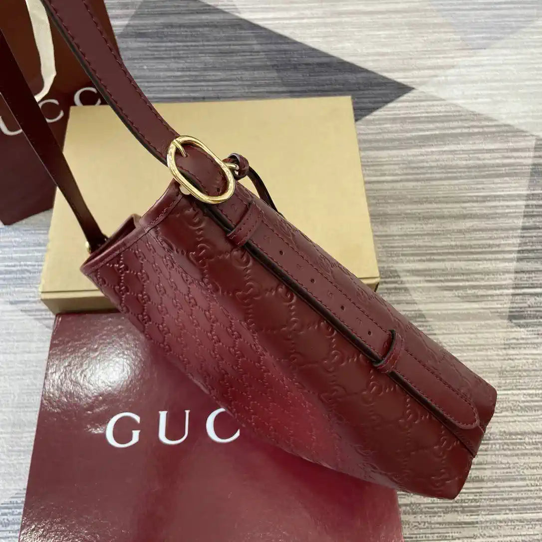 Gucci GG Emblem small shoulder bag 848881 Red