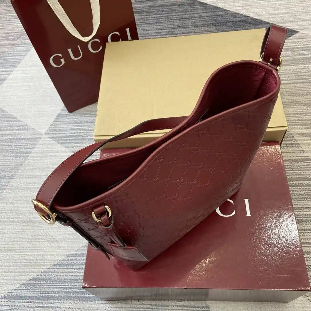 Gucci GG Emblem small shoulder bag 848881 Red