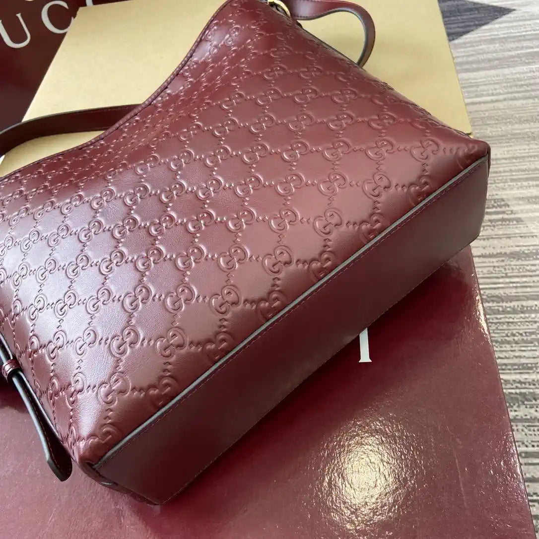 Gucci GG Emblem small shoulder bag 848881 Red