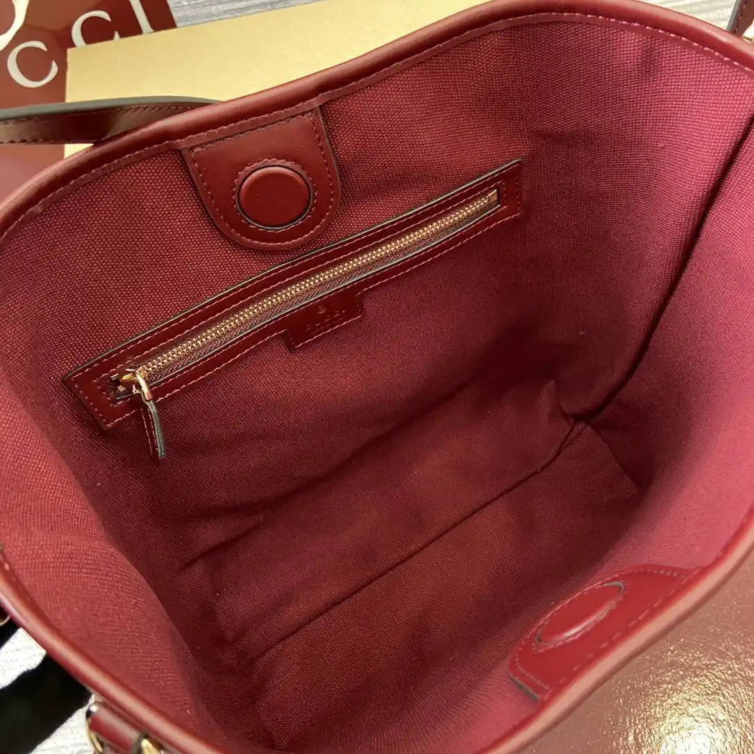 Gucci GG Emblem small shoulder bag 848881 Red