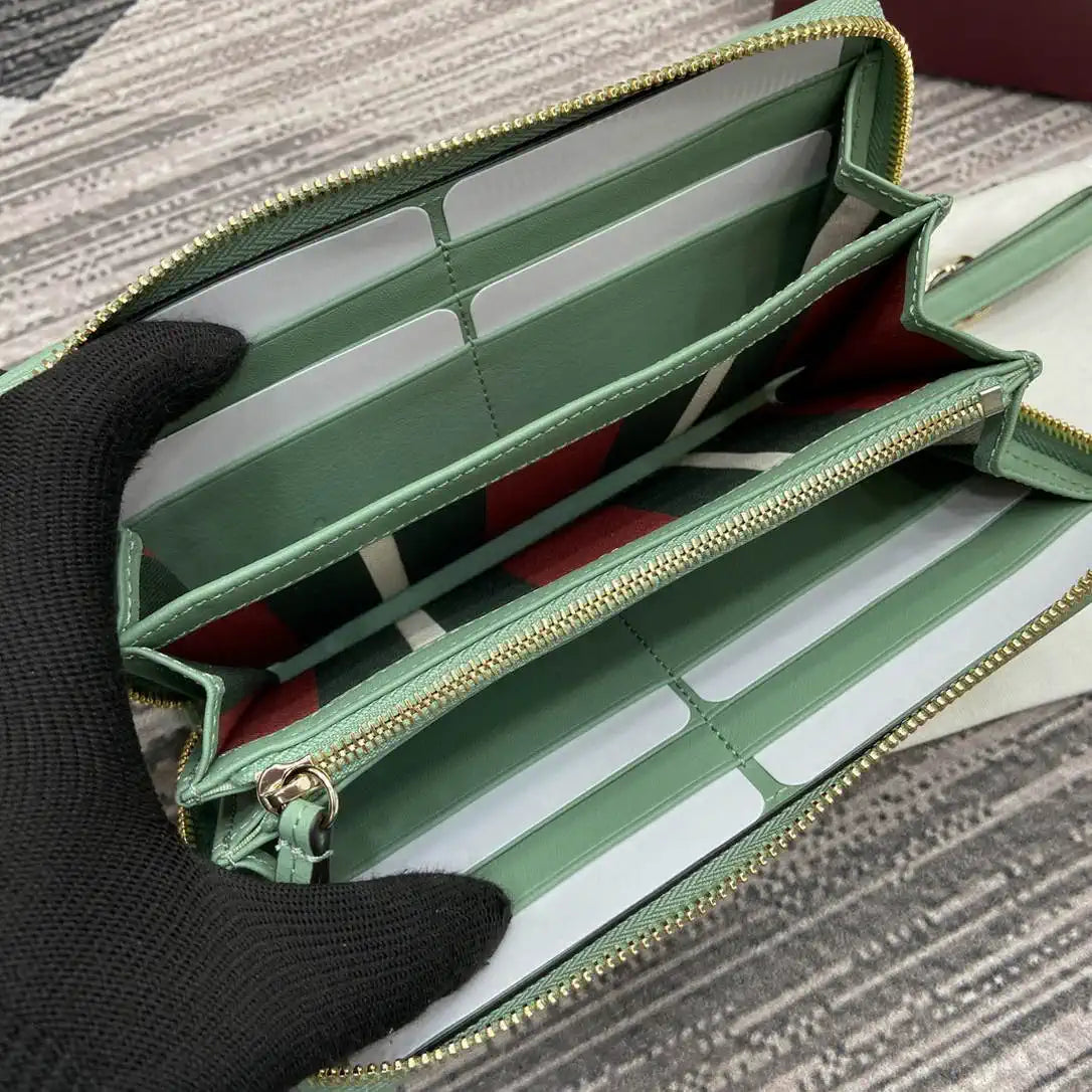 Gucci GG Emblem zip around wallet 819122 green