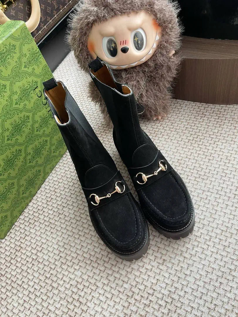 Gucci Women ankle boot with Horsebit suede G77353