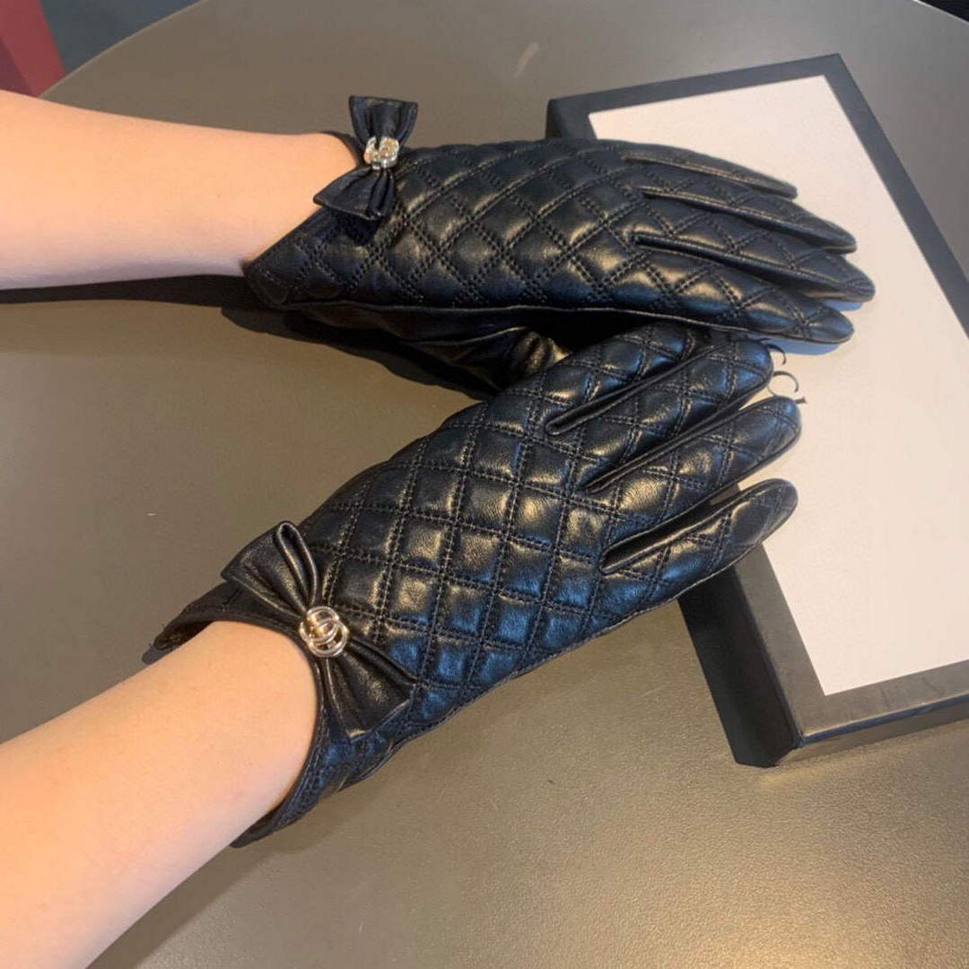 Gucci Women's Gloves GG Marmont Chevron Leather Gloves 477965