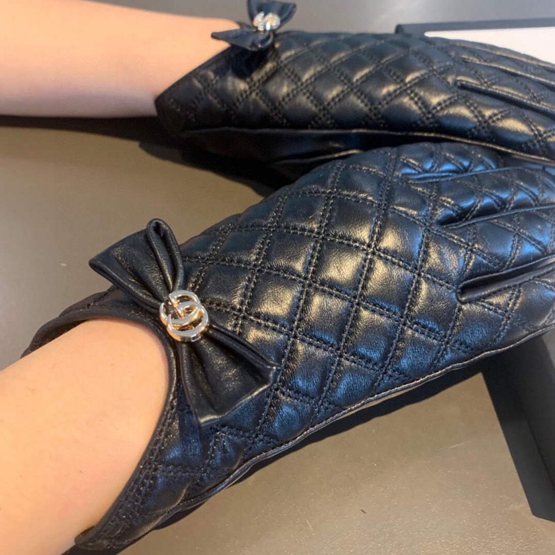 Gucci Women's Gloves GG Marmont Chevron Leather Gloves 477965
