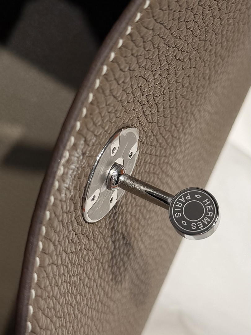Hermes H073428 Lindy 26 Clemence TC Bag H232003