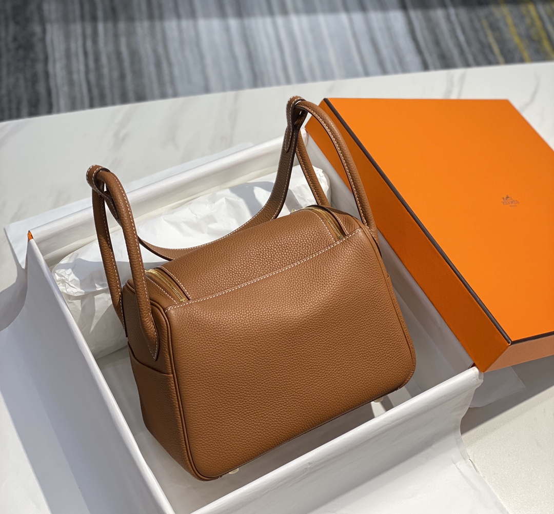 Hermes H073428 Lindy Bag 26 30 H231938 - 26 cm: 26 x 18 x 14 cm / Gold - View 2