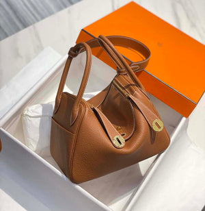 Hermes H073428 Lindy Bag 26 30 H231938 - 26 cm: 26 x 18 x 14 cm / Gold - View 3