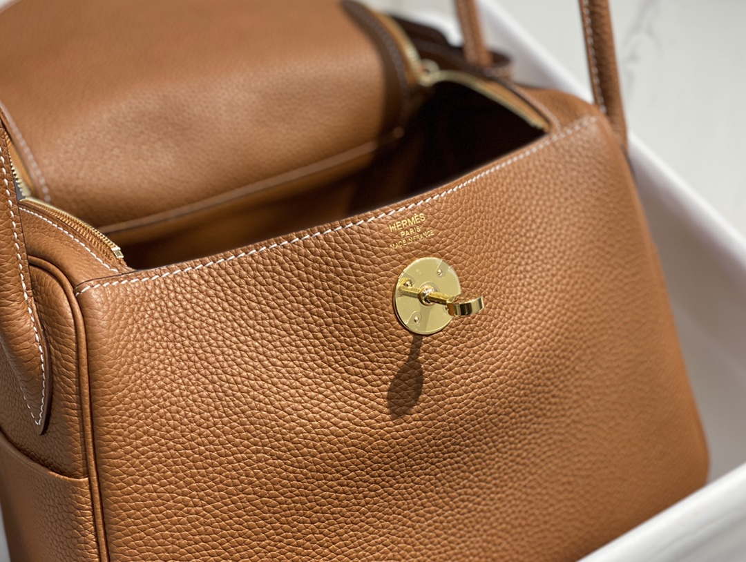 Hermes H073428 Lindy Bag 26 30 H231938 - 26 cm: 26 x 18 x 14 cm / Gold - View 8